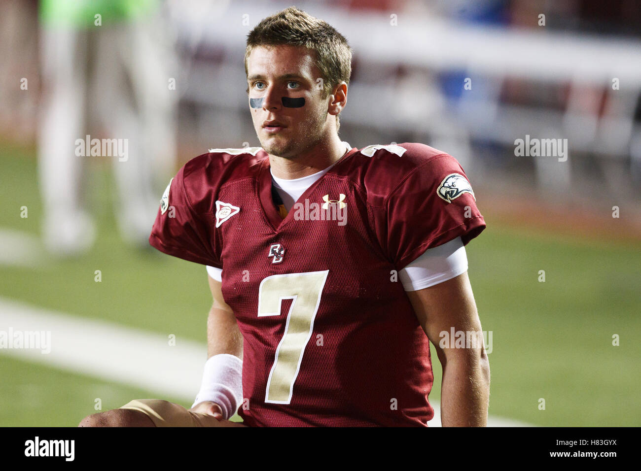 Ottobre 2, 2010; Chestnut Hill, MA, USA; il Boston College Eagles quarterback Chase Rettig (7) si riscalda prima della partita contro il Notre Dame Fighting Irish al Alumni Stadium. Foto Stock