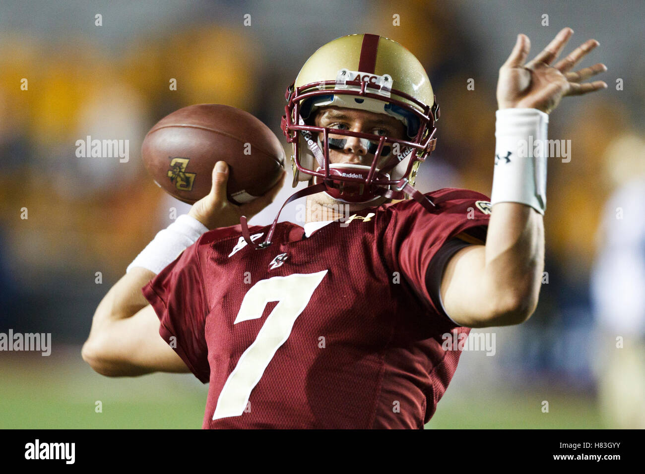 Ottobre 2, 2010; Chestnut Hill, MA, USA; il Boston College Eagles quarterback Chase Rettig (7) si riscalda prima della partita contro il Notre Dame Fighting Irish al Alumni Stadium. Foto Stock