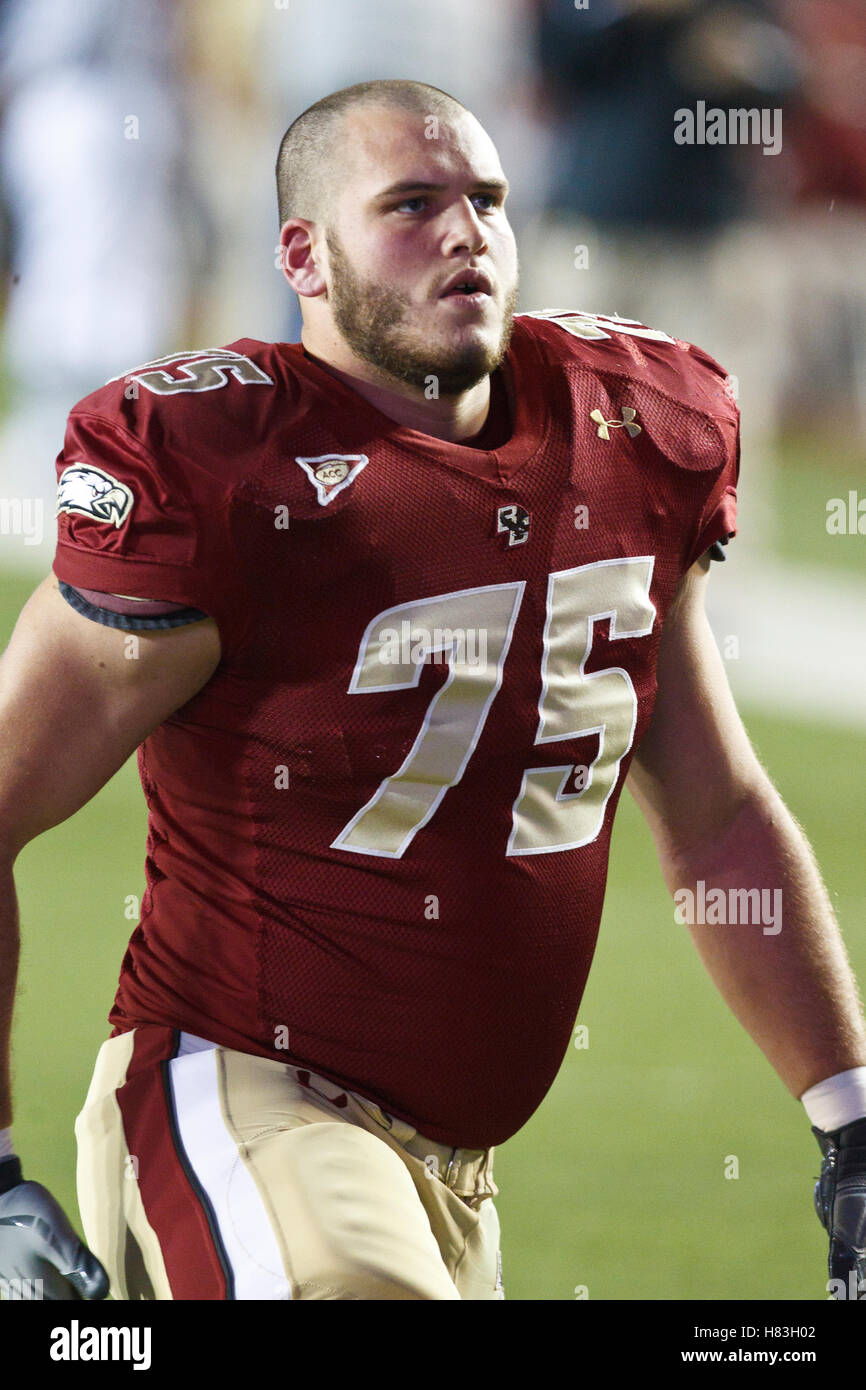 Ottobre 2, 2010; Chestnut Hill, MA, USA; il Boston College Eagles centro Nathan Richman (75) si riscalda prima della partita contro il Notre Dame Fighting Irish al Alumni Stadium. Notre Dame ha sconfitto il Boston College 31-13. Foto Stock