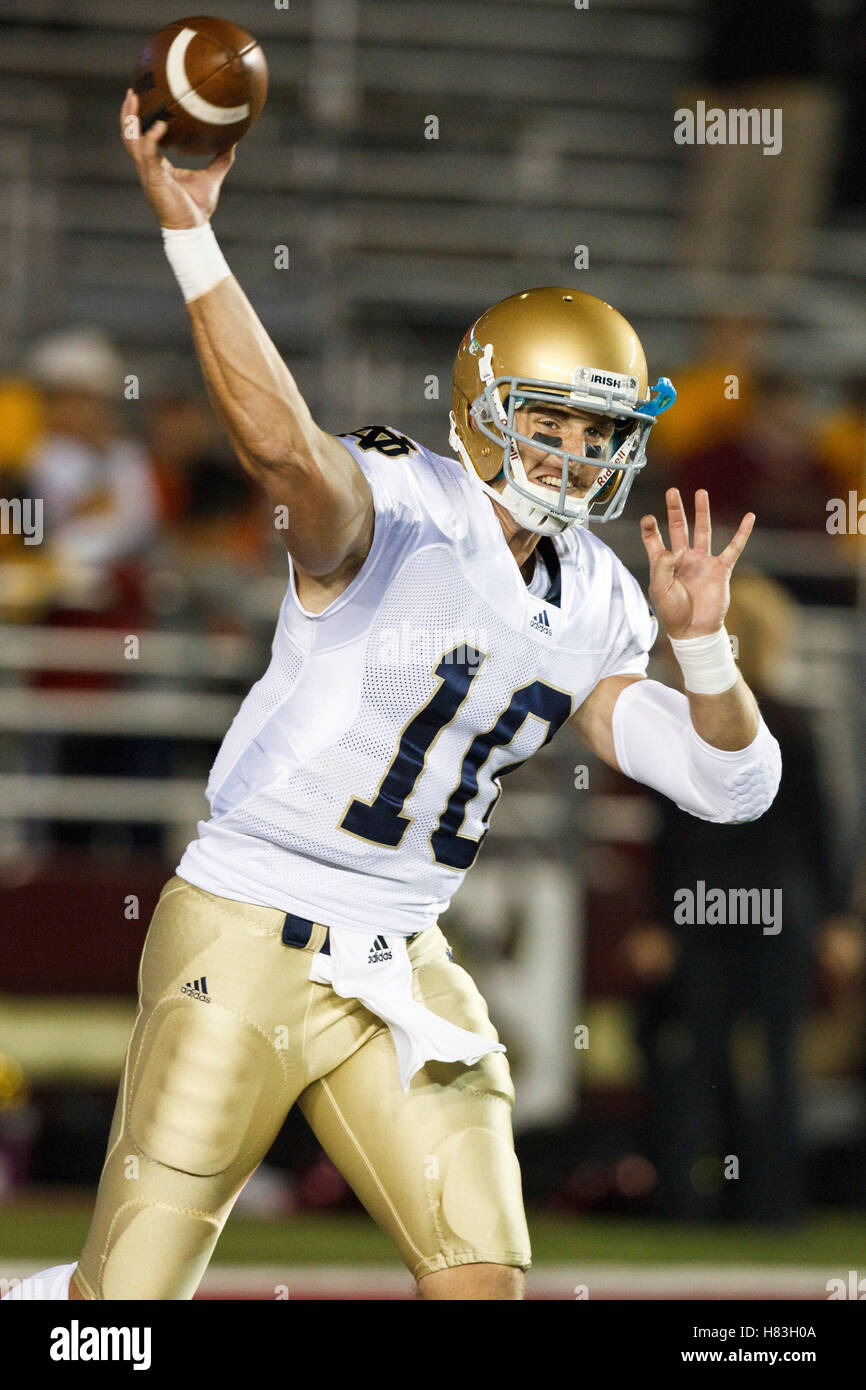 Ottobre 2, 2010; Chestnut Hill, MA, USA; Notre Dame Fighting Irish quarterback Dayne Crist (10) si riscalda prima della partita contro il Boston College Eagles al Alumni Stadium. Foto Stock