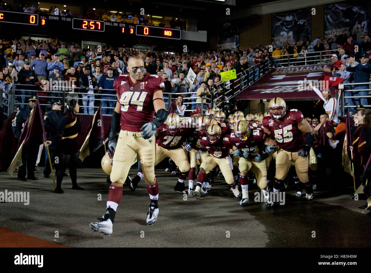 Ottobre 2, 2010; Chestnut Hill, MA, USA; il Boston College Eagles linebacker Mark Herzlich (94) porta il suo team sul campo prima della partita contro il Notre Dame Fighting Irish al Alumni Stadium. Foto Stock
