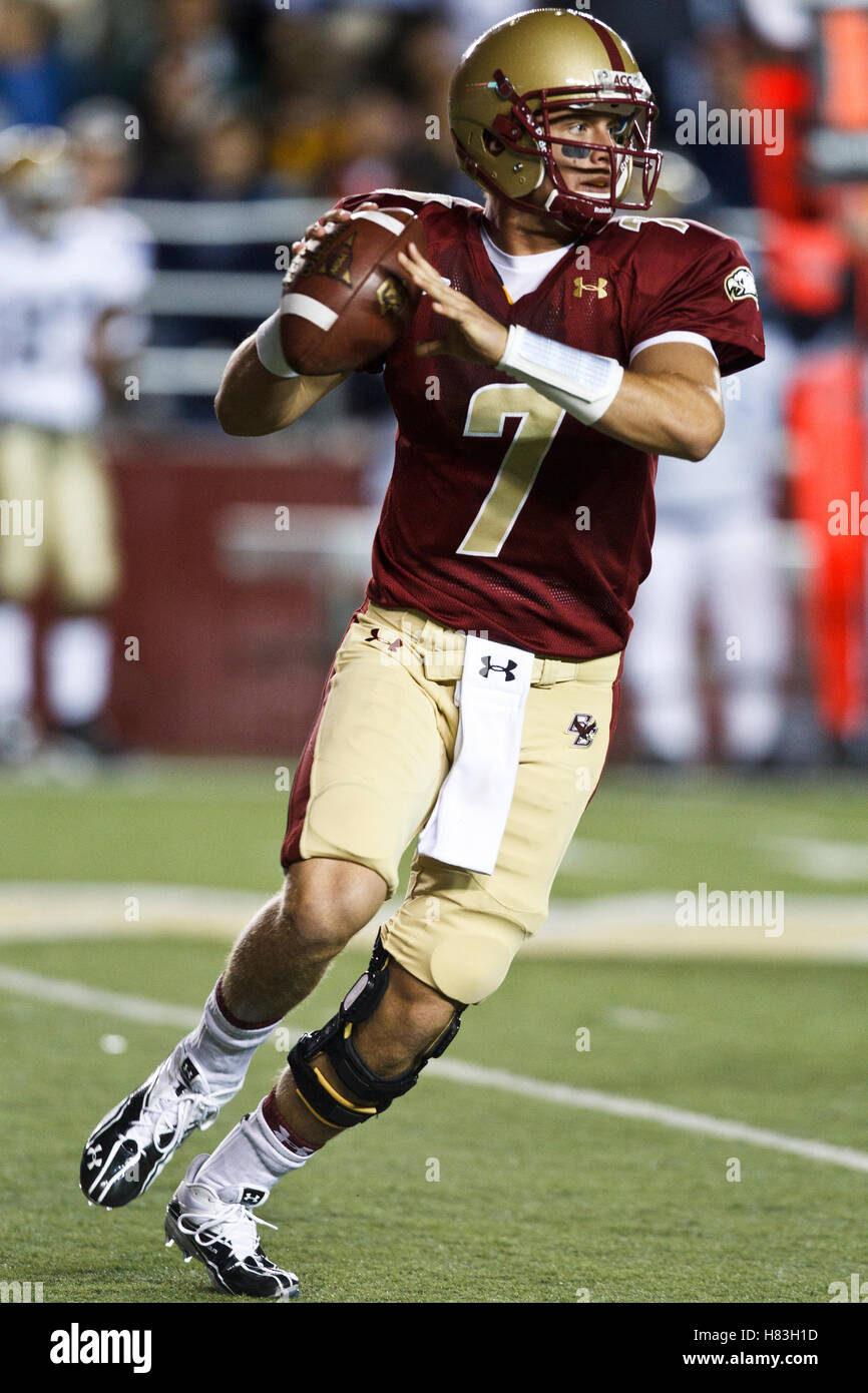 Ottobre 2, 2010; Chestnut Hill, MA, USA; il Boston College Eagles quarterback Chase Rettig (7) scende di nuovo a passare contro il Notre Dame Fighting Irish durante il primo trimestre al Alumni Stadium. Foto Stock