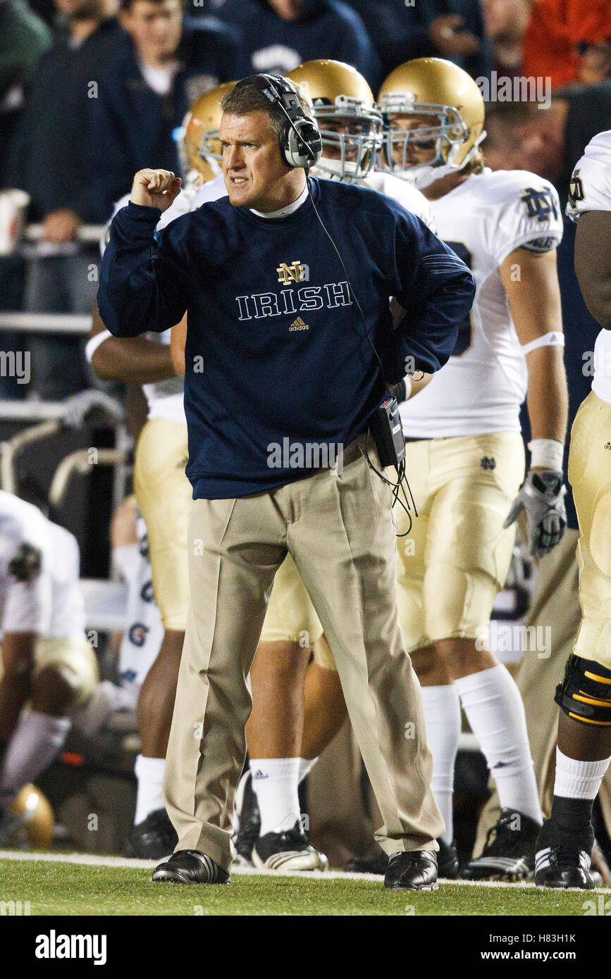 Ottobre 2, 2010; chestnut Hill, MA, USA; notre dame fighting irish head coach brian kelly celebra in disparte durante il secondo trimestre contro il Boston College eagles al alumni stadium. Foto Stock