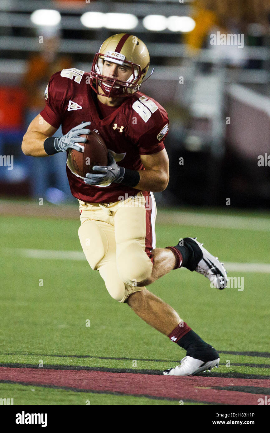 Ottobre 2, 2010; Chestnut Hill, MA, USA; il Boston College Eagles wide receiver Bobby Swigert (86) si precipita il campo dopo un pass reception contro il Notre Dame Fighting Irish durante il terzo trimestre al Alumni Stadium. Notre Dame sconfitto Boston Colle Foto Stock