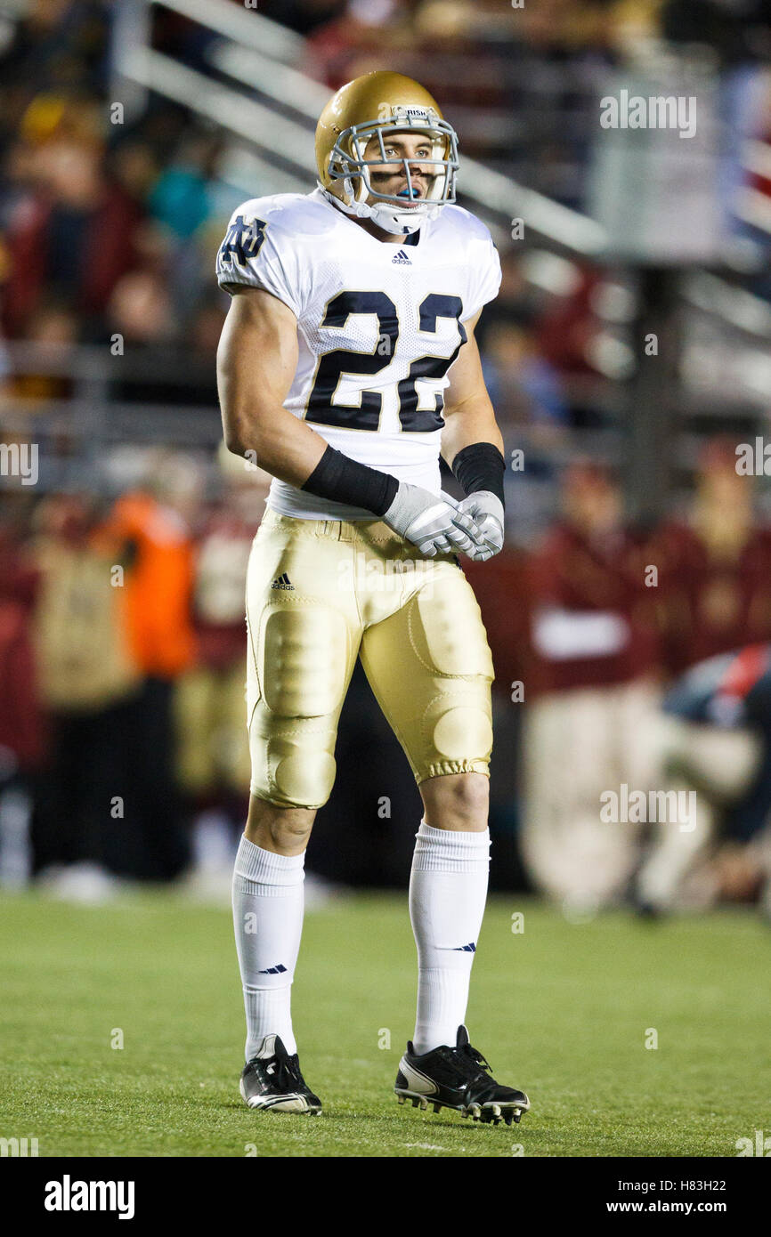 Ottobre 2, 2010; chestnut Hill, MA, USA; notre dame fighting irish safety harrison Smith (22) linee fino ad un gioco contro il Boston College eagles durante il terzo trimestre al alumni stadium. notre dame ha sconfitto il Boston college 31-13. Foto Stock