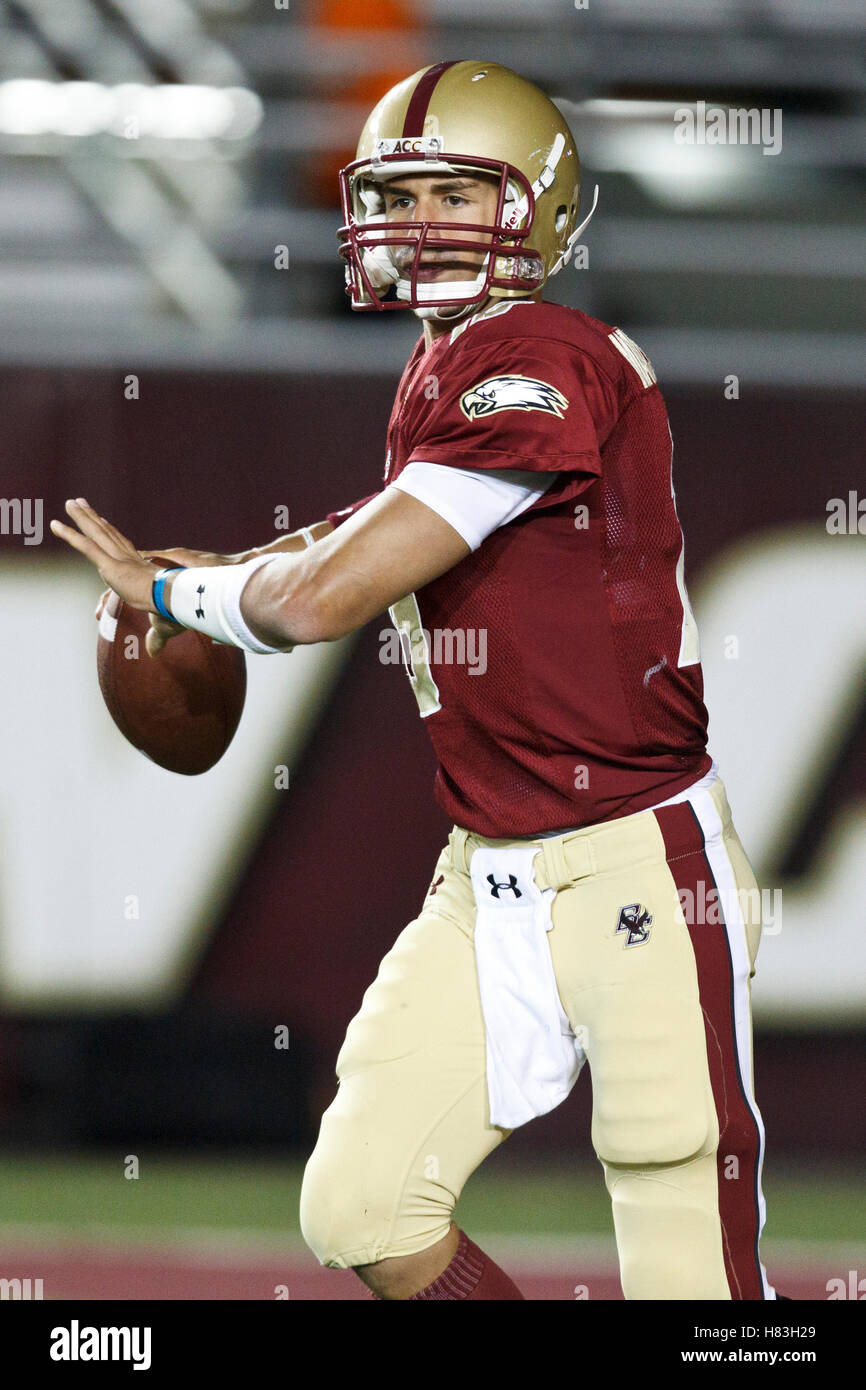 2 ottobre 2010; Chestnut Hill, Massachusetts, USA; il quarterback dei Boston College Eagles Mike Marscovetra (16) passa contro i Notre Dame Fighting Irish durante il quarto periodo all'Alumni Stadium. Notre Dame sconfisse il Boston College 31-13. Foto Stock