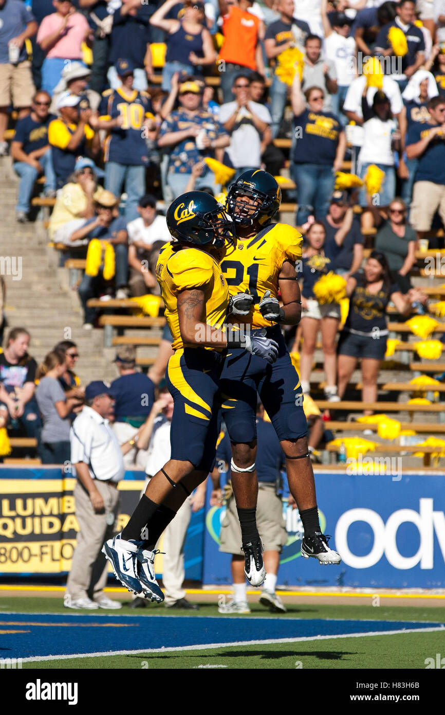 9 ottobre 2010; Berkeley, CA, USA; il wide receiver dei California Golden Bears Marvin Jones (a sinistra) festeggia con il wide receiver Keenan Allen (21) dopo un touchdown contro gli UCLA Bruins durante il quarto periodo al Memorial Stadium. La California ha sconfitto la UCL Foto Stock