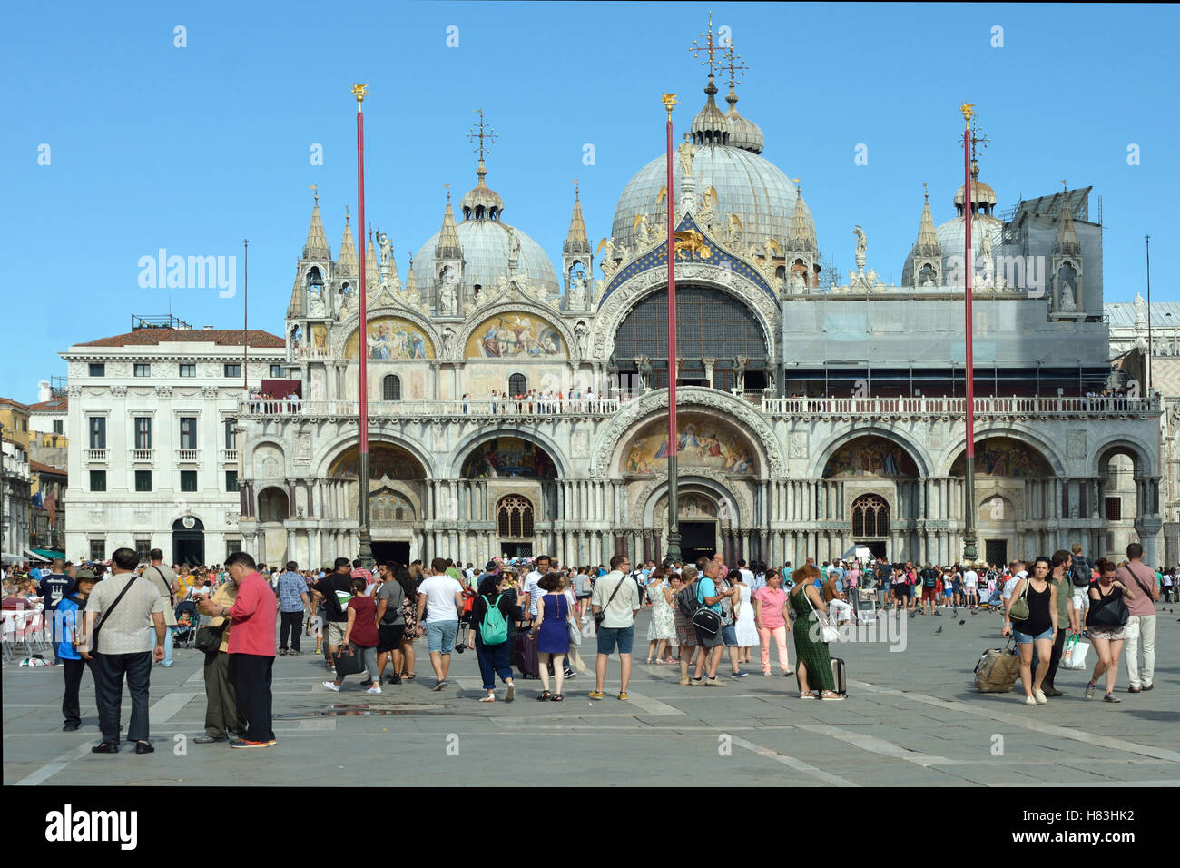 Turisti in Piazza San Marco di fronte alla Basilica di San Marco di Venezia in Italia. Foto Stock