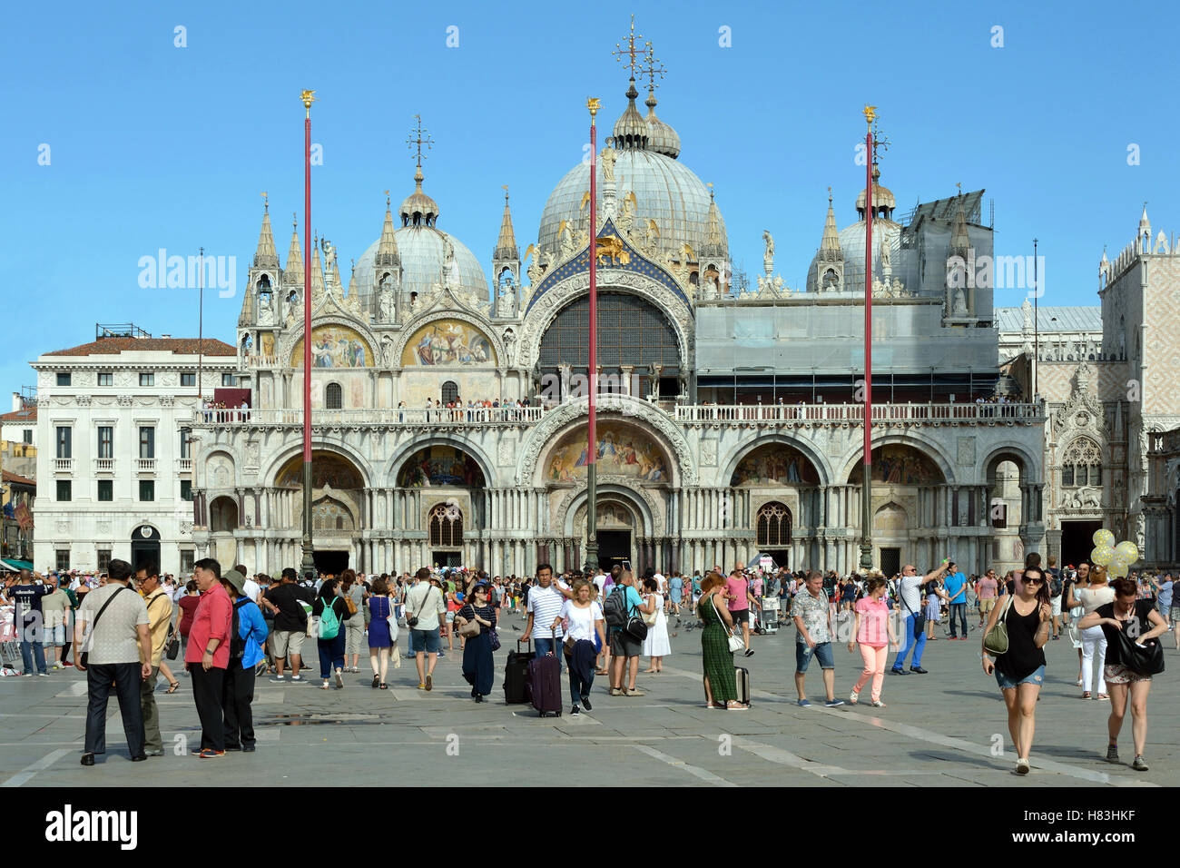 Turisti in Piazza San Marco di fronte alla Basilica di San Marco di Venezia in Italia. Foto Stock