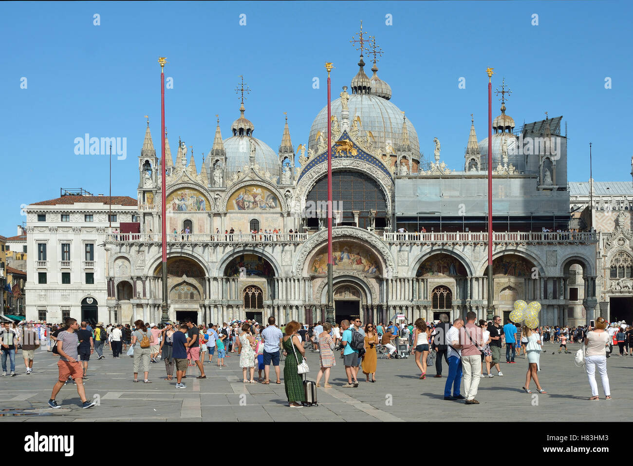 Turisti in Piazza San Marco di fronte alla Basilica di San Marco di Venezia in Italia. Foto Stock