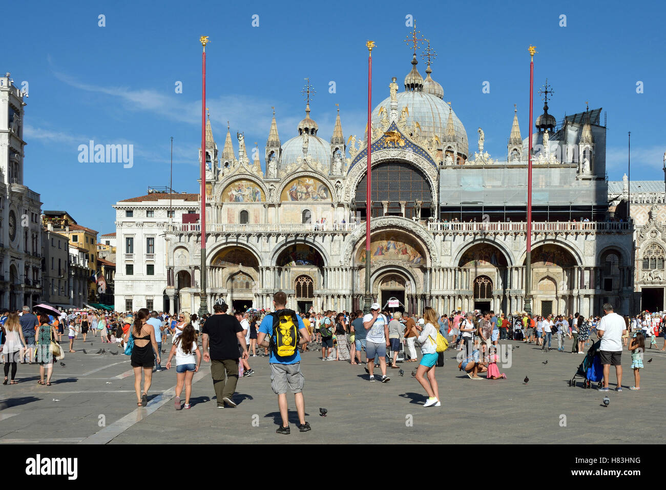 Turisti in Piazza San Marco di fronte alla Basilica di San Marco di Venezia in Italia. Foto Stock
