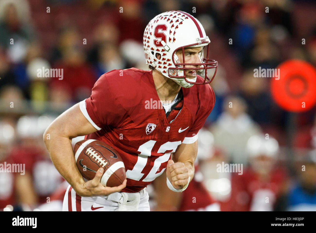 Novembre 27, 2010; Stanford, CA, Stati Uniti d'America; Stanford Cardinale quarterback Andrea Fortuna (12) si precipita campo contro la Oregon State castori durante il primo trimestre presso la Stanford Stadium. Foto Stock