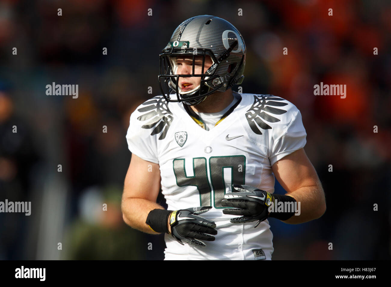 Dicembre 4, 2010; Corvallis, O STATI UNITI D'AMERICA; Oregon Ducks linebacker Blake Thompson (40) si riscalda prima della partita contro la Oregon State castori a Reser Stadium. Oregon sconfitto Oregon State 37-20. Foto Stock