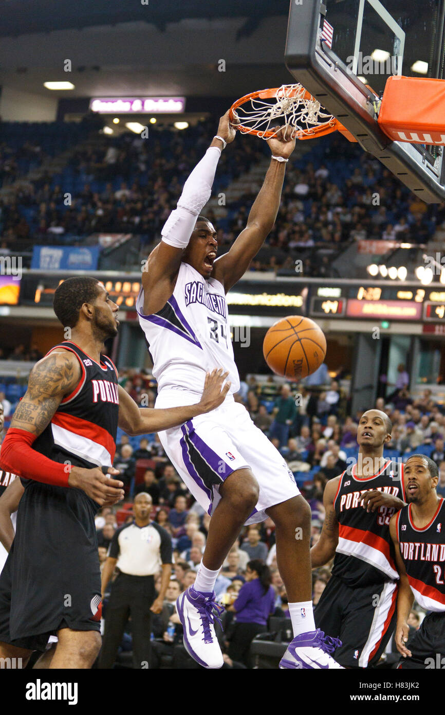 19 gennaio 2011; Sacramento, CA, Stati Uniti; il centro dei Sacramento Kings Jason Thompson (34) passa davanti all'attaccante dei Portland Trail Blazers LaMarcus Aldridge (12) durante il secondo quarto all'ARCO Arena. Foto Stock