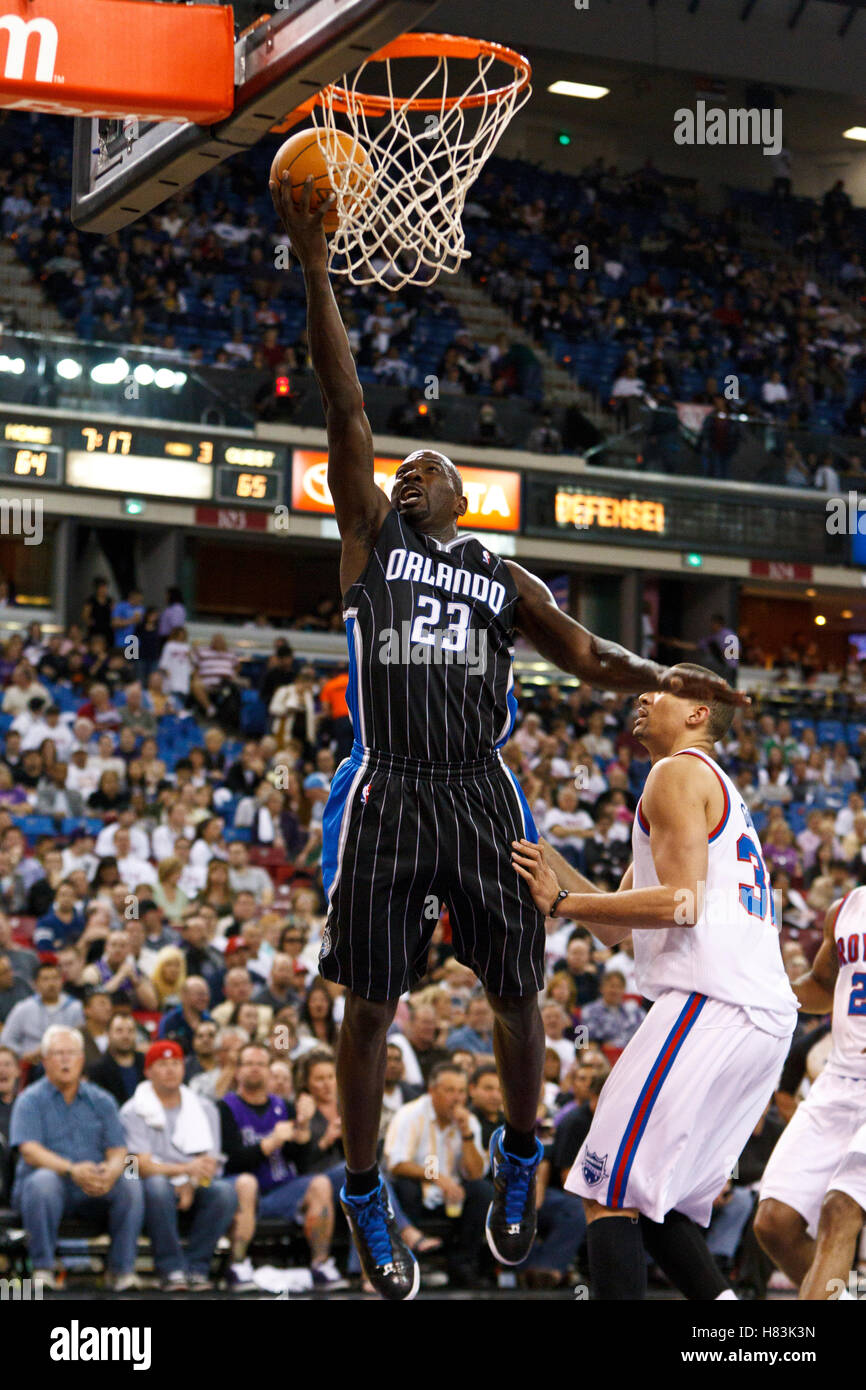 Marzo 9, 2011; Sacramento, CA, Stati Uniti d'America; Orlando Magic guardia di tiro Jason Richardson (23) germogli passato i Sacramento Kings guardia di tiro Francisco Garcia (32) durante il terzo trimestre al Power Balance Pavilion. Orlando sconfitto Sacramento 105-102. Foto Stock