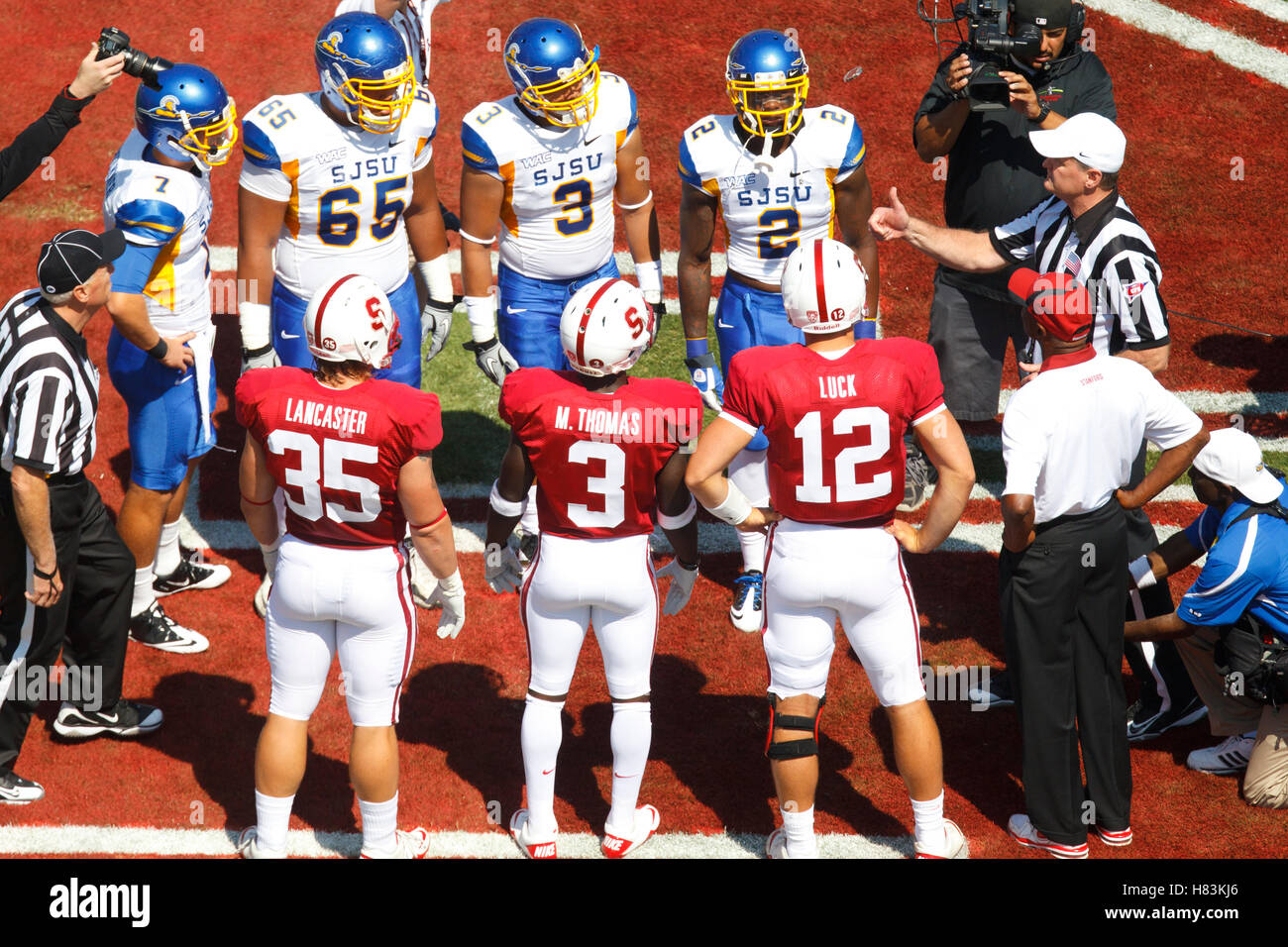 Settembre 3, 2011; Stanford, CA, Stati Uniti d'America; NCAA referree Terry leida (destra) lancia una moneta a centrocampo in presenza di Stanford Cardinale capitano onorario Willie Shaw (in basso a destra), il quarterback Andrea Fortuna (12), sicurezza Michael Thomas (3), linebacker Jarek Foto Stock