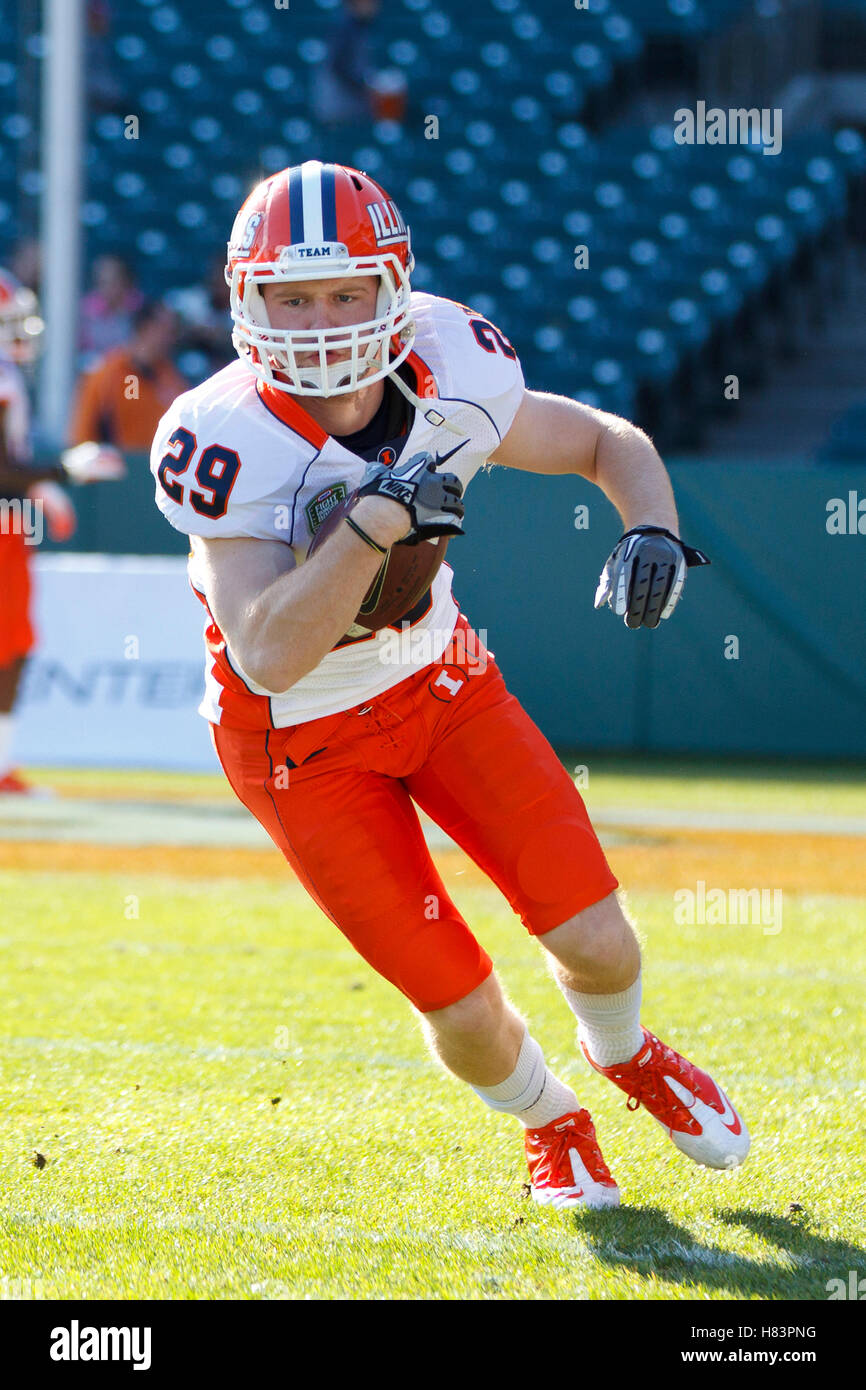 31 dicembre 2011; San Francisco CA, USA; Illinois combattendo contro Illini il wide receiver Peter Bonahoom (29) si scalda prima della partita contro gli UCLA Bruins all'AT&T Park. Illinois sconfisse UCLA 20-14. Foto Stock