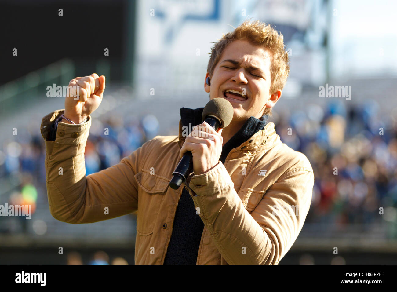 Dic 31, 2011; san francisco ca, Stati Uniti d'America; registrazione artista hunter hayes canta l'inno nazionale prima che il gioco tra l'Illinois fighting illini e la UCLA Bruins presso at&t park. illinois sconfitto ucla 20-14. Foto Stock