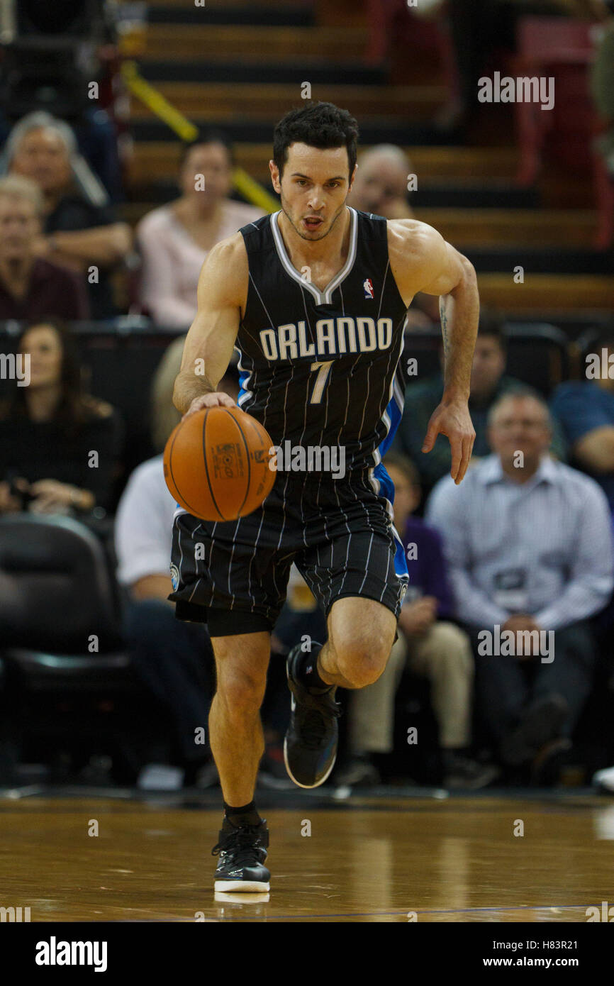 Jan 8, 2012; Sacramento, CA, Stati Uniti d'America; Orlando Magic guardia di tiro J.J. Redick (7) dribbling la sfera contro i Sacramento Kings durante il secondo trimestre al Power Balance Pavilion. Orlando sconfitto Sacramento 104-97. Foto Stock