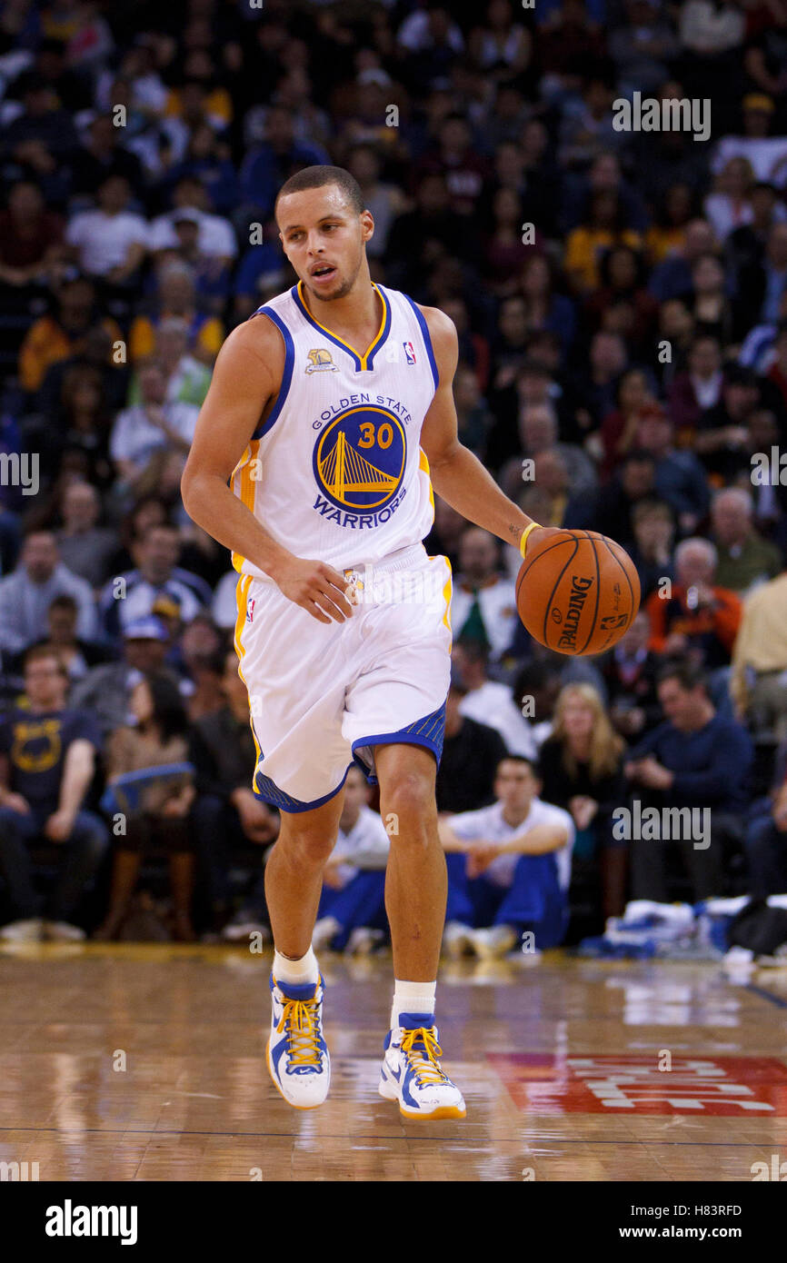 Febbraio 2, 2012; Oakland, CA, Stati Uniti d'America; Golden State Warriors point guard Stephen Curry (30) dribbling la sfera contro la Utah Jazz durante il secondo trimestre in Oracle Arena. Golden stato sconfitto Utah 119-101. Foto Stock