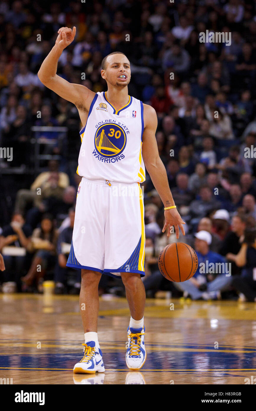 Febbraio 2, 2012; Oakland, CA, Stati Uniti d'America; Golden State Warriors point guard Stephen Curry (30) dribbling la sfera contro la Utah Jazz durante il secondo trimestre in Oracle Arena. Golden stato sconfitto Utah 119-101. Foto Stock