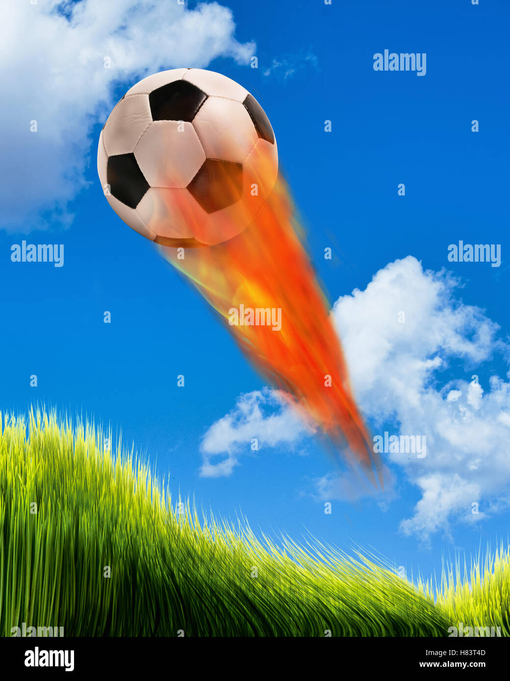 Pallone da calcio sul fuoco e veloci nel cielo. Foto Stock