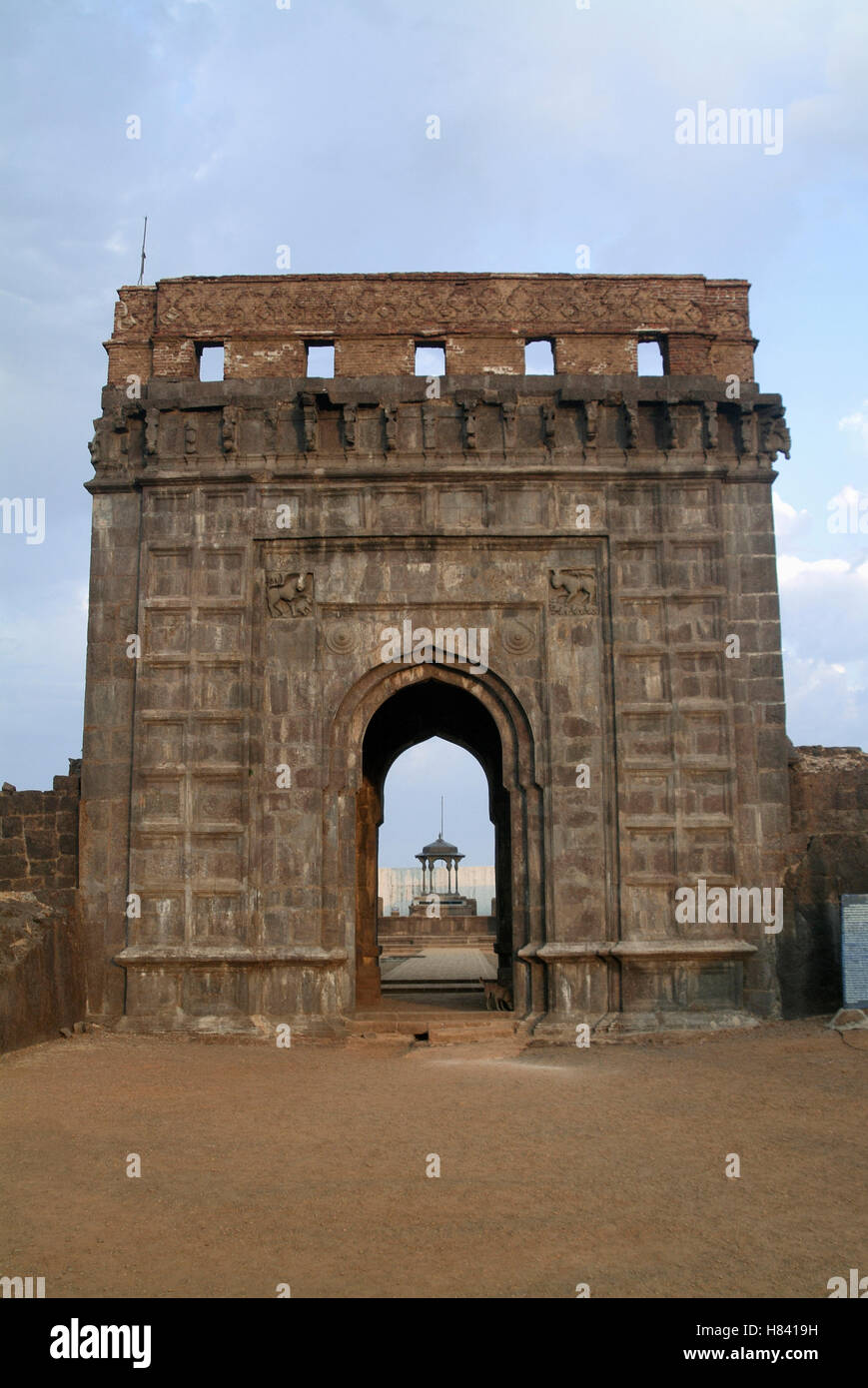 Cancello di ingresso a Raigad fort e il trono del re Shivaji. Maharastra Foto Stock