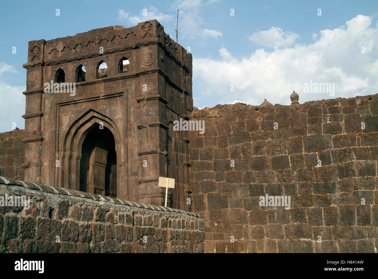 Raigad è un forte di collina situato a Mahad, distretto di Raigad di Maharashtra, India. E' una delle fortezze più forti dell'Altopiano Decano Foto Stock