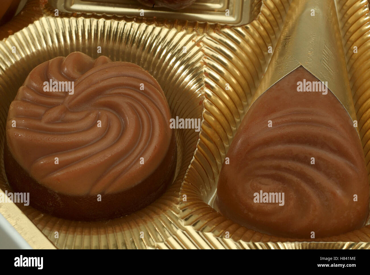Due cubetti di cioccolato in due involucri. Foto Stock