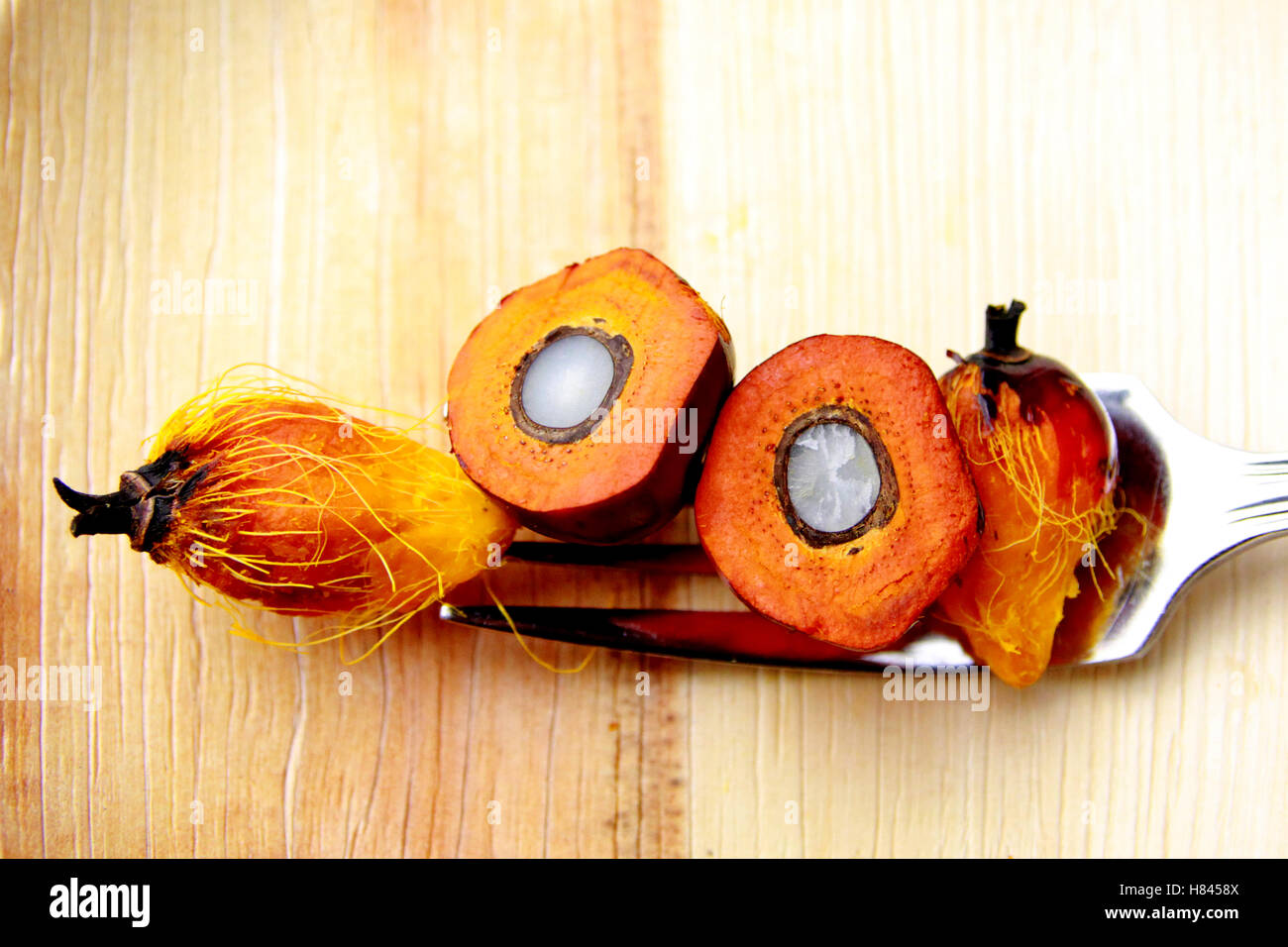 Olio di palma è un vegetale commestibile olio derivato dal mesocarpo (polpa di colore rossastro) del frutto delle palme da olio Foto Stock