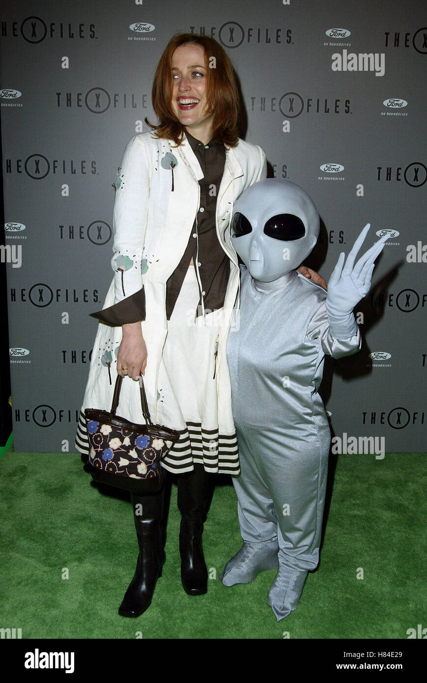 GILLIAN ANDERSON & ALIEN X-Files FINALE WARP PARTY HOUSE OF BLUES HOLLYWOOD LOS ANGELES STATI UNITI D'AMERICA 27 Aprile 2002 Foto Stock