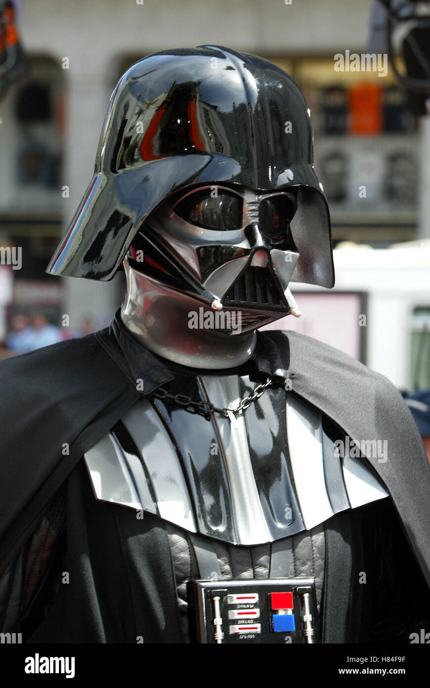 DARTH VADER STAR WARS L'attacco dei cloni GRUMANN DEL TEATRO CINESE DI HOLLYWOOD LOS ANGELES USA 12 Maggio 2002 Foto Stock