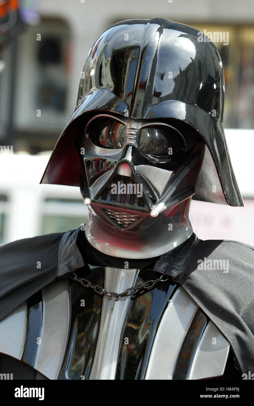 DARTH VADER STAR WARS L'attacco dei cloni GRUMANN DEL TEATRO CINESE DI HOLLYWOOD LOS ANGELES USA 12 Maggio 2002 Foto Stock