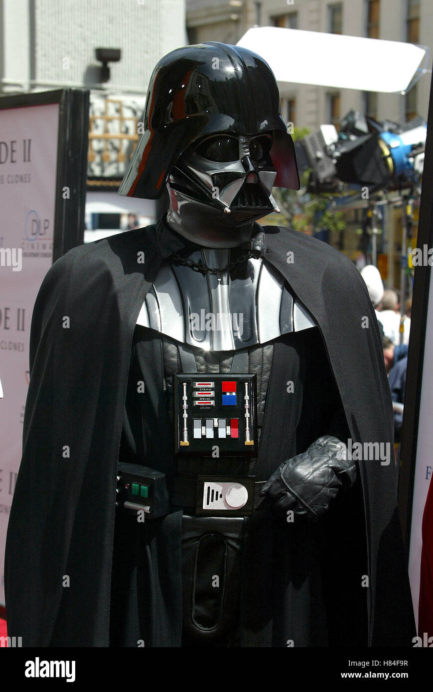DARTH VADER STAR WARS L'attacco dei cloni GRUMANN DEL TEATRO CINESE DI HOLLYWOOD LOS ANGELES USA 12 Maggio 2002 Foto Stock