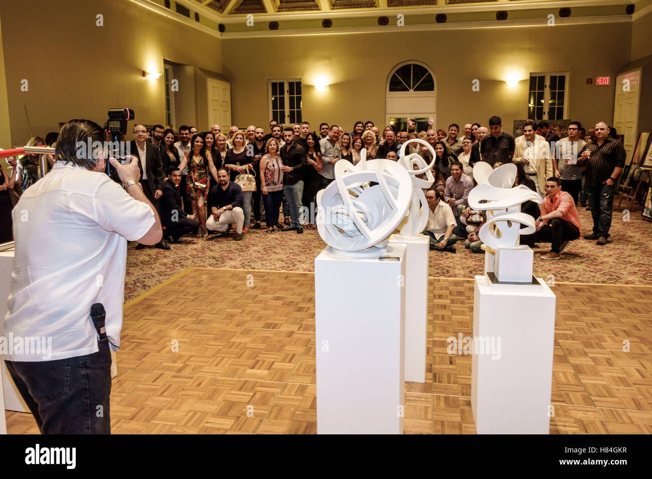 Miami Florida,Coral Gables,ingresso Douglas,minoranza immigranti etnici latini ispanici, mostra d'arte, uomo adulto Foto Stock