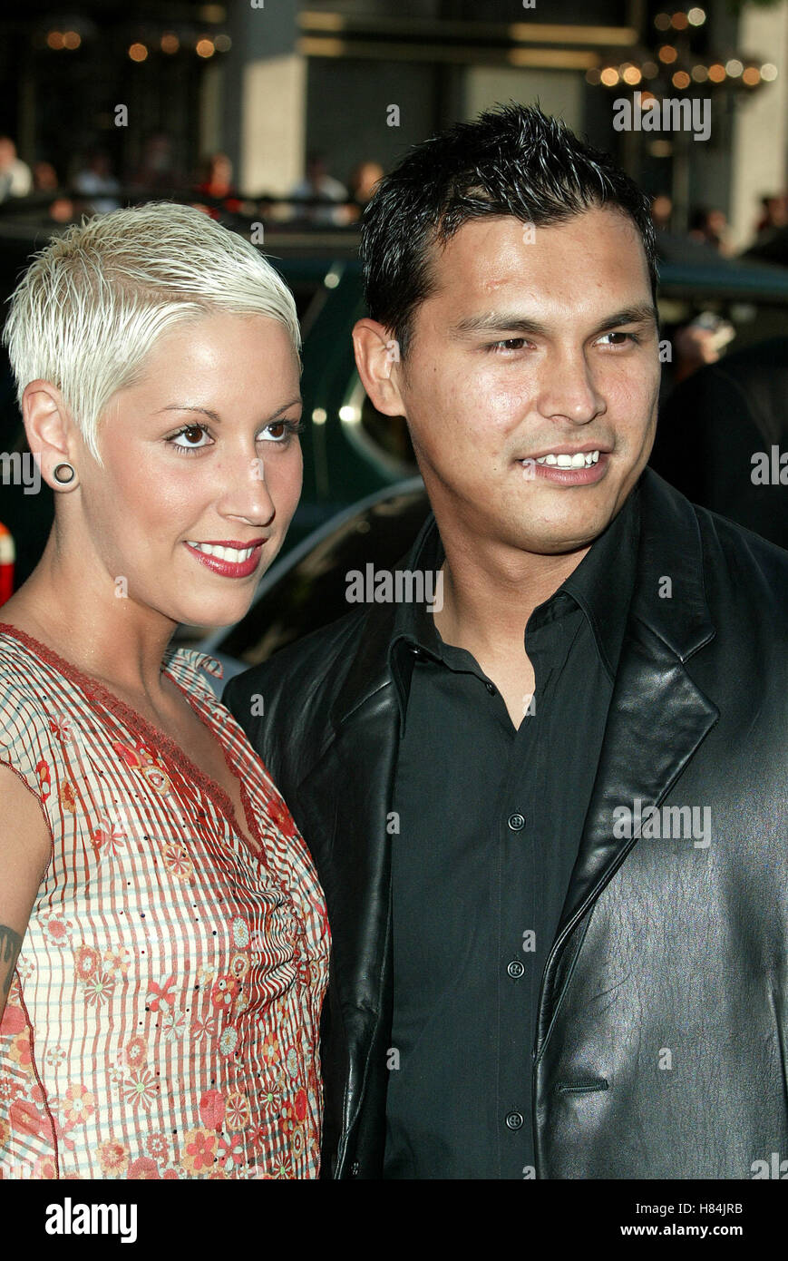 ADAM BEACH & RAGAZZA WINDTALKERS premiere del film la Chinese Theatre Hollywood LOS ANGELES STATI UNITI D'AMERICA 11 giugno 2002 Foto Stock