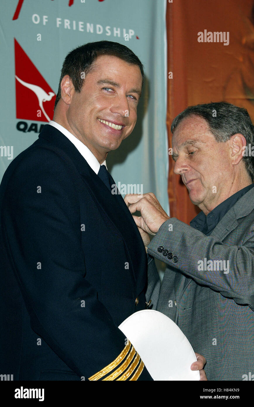 JOHN TRAVOLTA & GEOFF DIXON QANTAS AMMASSADOR AL GRANDE AEROPORTO DI LOS ANGELES [LAX] LOS ANGELES STATI UNITI D'AMERICA 24 giugno 2002 Foto Stock