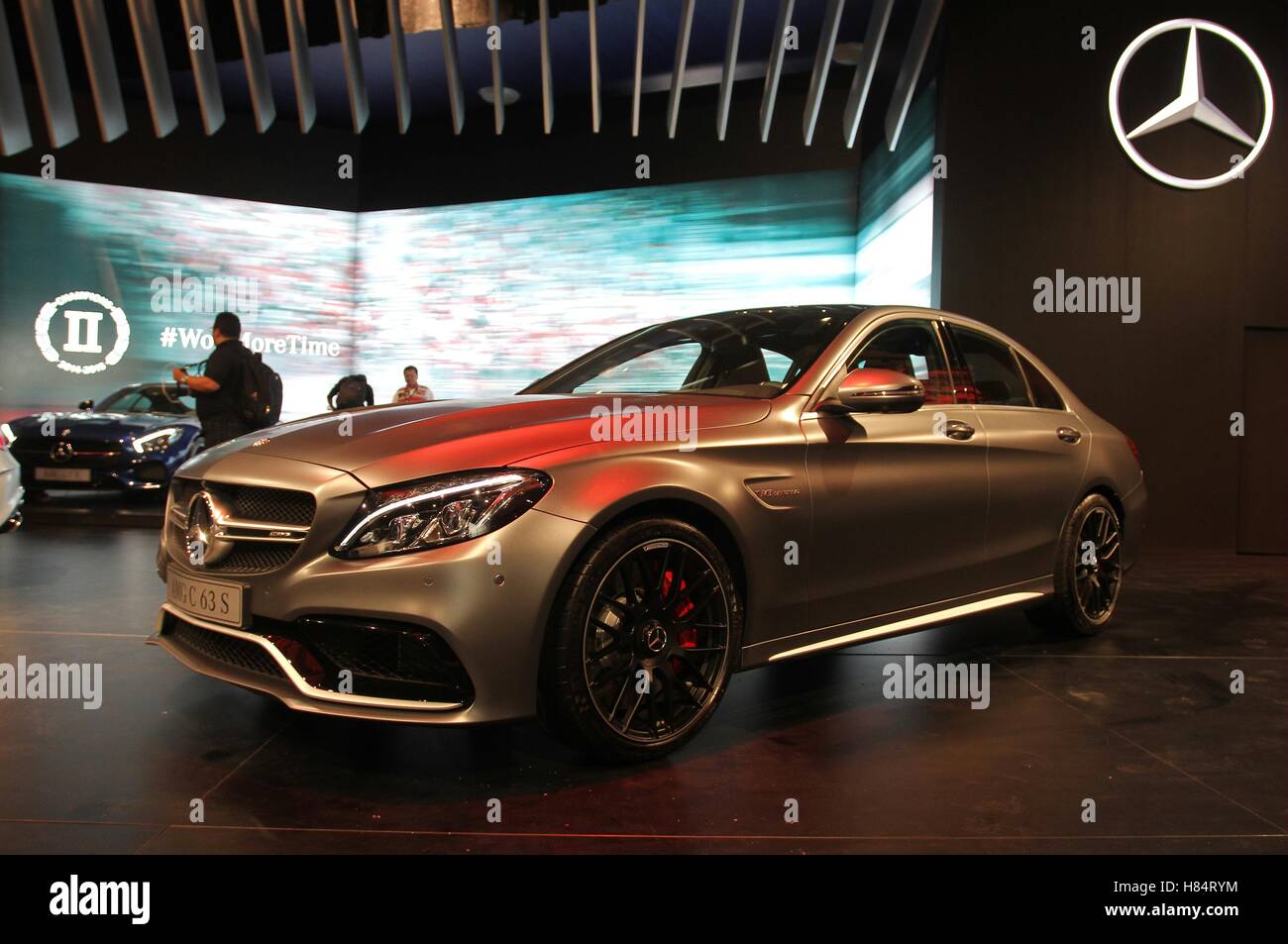 Bogotà, Colombia. 8 Novembre, 2016. Una Mercedes Benz AMG C63 S viene visualizzato nel XV Bogotà Auto Show di Bogotà, Colombia, nov. 8, 2016. © Sofia Toscano/COLPRENSA/Xinhua/Alamy Live News Foto Stock