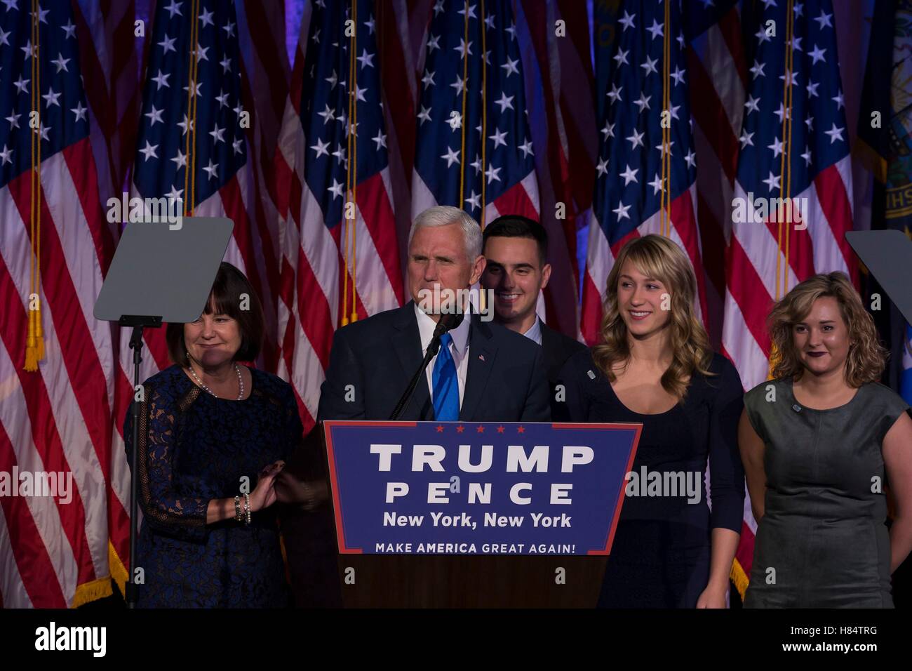 New York, NY, STATI UNITI D'AMERICA. 8 Novembre, 2016. Mike Pence, famiglia di presenze per Donald Trump elezione notte Evento, New York Hilton Midtown, New York, NY, 8 novembre 2016. Credito: Lev Radin/Everett raccolta/Alamy Live News Foto Stock