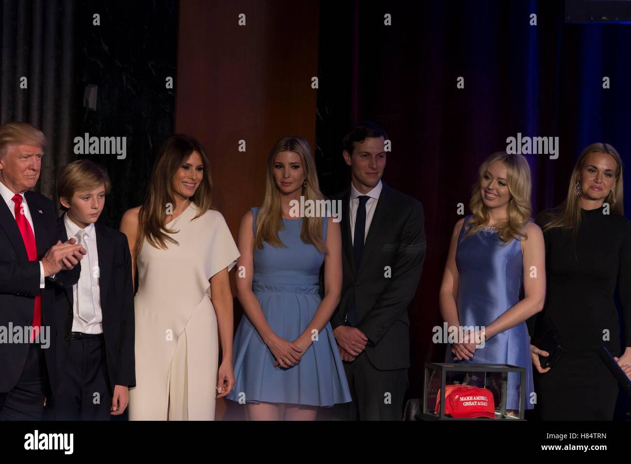 New York, NY, STATI UNITI D'AMERICA. 8 Novembre, 2016. Donald Trump, famiglia di presenze per Donald Trump elezione notte Evento, New York Hilton Midtown, New York, NY, 8 novembre 2016. Credito: Lev Radin/Everett raccolta/Alamy Live News Foto Stock