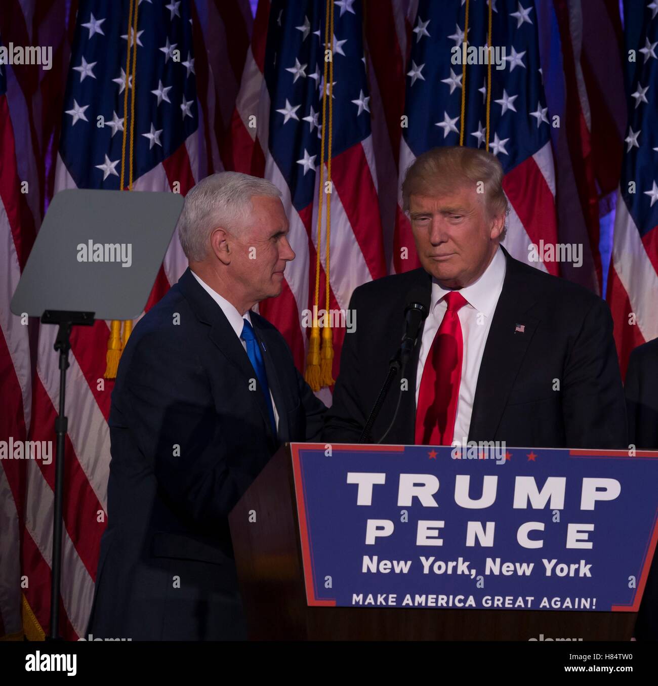 New York, NY, STATI UNITI D'AMERICA. 8 Novembre, 2016. Mike Pence, Donald Trump di presenze per Donald Trump elezione notte Evento, New York Hilton Midtown, New York, NY, 8 novembre 2016. Credito: Lev Radin/Everett raccolta/Alamy Live News Foto Stock