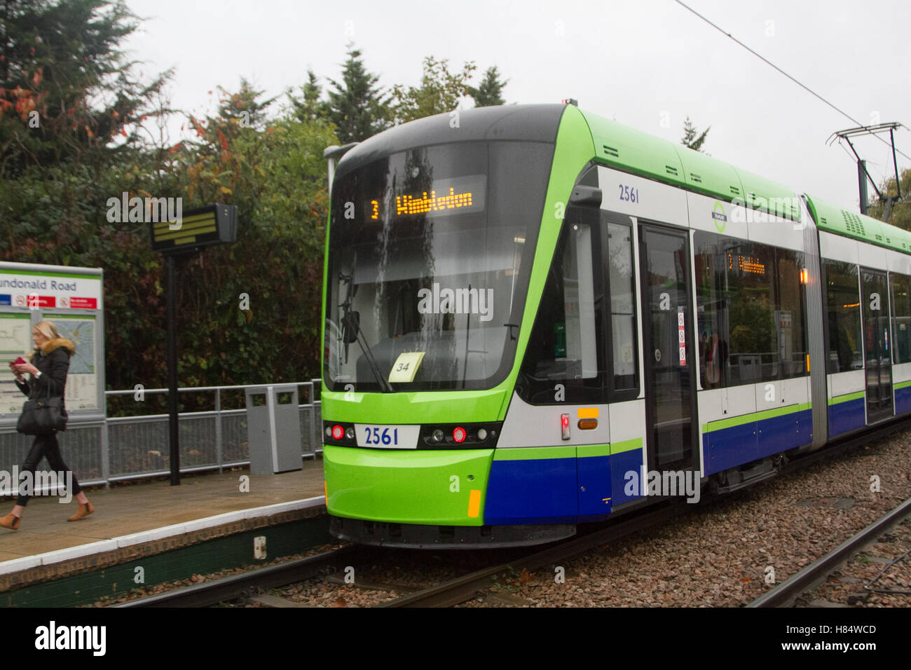 Il torneo di Wimbledon di Londra, Regno Unito. 9 Nov, 2016. Un tram visto lasciare la stazione di Wimbledon simile a quella che oggi è deragliato. I servizi sono stati sospesi dopo un tram rovesciati a Croydon Londra sud come fino a 8 persone persone sono temuti morti e 50 sono state si precipitò in ospedale Credito: amer ghazzal/Alamy Live News Foto Stock