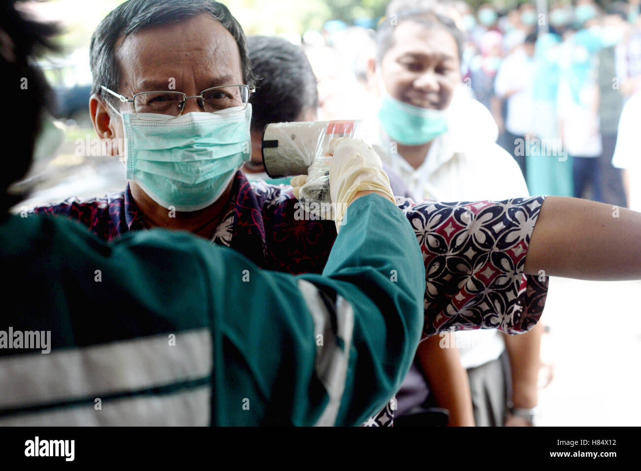 Serpong, Indonesia. 9 Nov, 2016. Coda di persone per ottenere scansionato durante un esercizio di emergenza a livello nazionale Agenzia dell energia nucleare complesso in Serpong, Indonesia, nov. 9, 2016. Un esercizio di emergenza è stato tenuto in Serpong Mercoledì, mirando a trattamento con radiazioni nucleari. Credito: Agung Kuncahya B./Xinhua/Alamy Live News Foto Stock