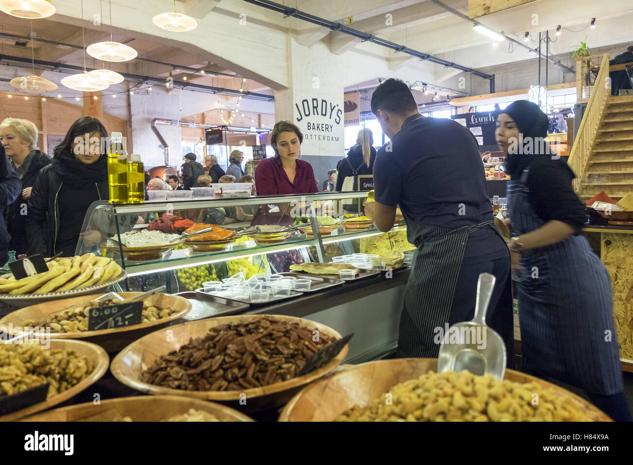 Rotterdam, Paesi Bassi. 6 Nov, 2016. Fenix stabilimento alimentare si trova su Katendrecht, una delle prossime aree di Rotterdam, Paesi Bassi. È un hub di cibo da sette Rotterdam il cibo gli imprenditori. In Fenixloods, un ex magazzino, un cibo fresco mercato vende prodotti locali dal Kaapse Brouwers birreria, Booij Kaasmakers formaggio, la Firma Bijten macellerie, Jordy's Bakery, CiderCider, Stielman torrefattori e Rechtstreex, un allevatore locale. © Hans Van Rhoon/ZUMA filo/Alamy Live News Foto Stock