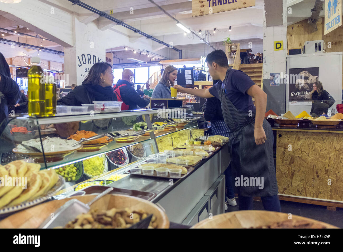 Rotterdam, Paesi Bassi. 6 Nov, 2016. Fenix stabilimento alimentare si trova su Katendrecht, una delle prossime aree di Rotterdam, Paesi Bassi. È un hub di cibo da sette Rotterdam il cibo gli imprenditori. In Fenixloods, un ex magazzino, un cibo fresco mercato vende prodotti locali dal Kaapse Brouwers birreria, Booij Kaasmakers formaggio, la Firma Bijten macellerie, Jordy's Bakery, CiderCider, Stielman torrefattori e Rechtstreex, un allevatore locale. © Hans Van Rhoon/ZUMA filo/Alamy Live News Foto Stock