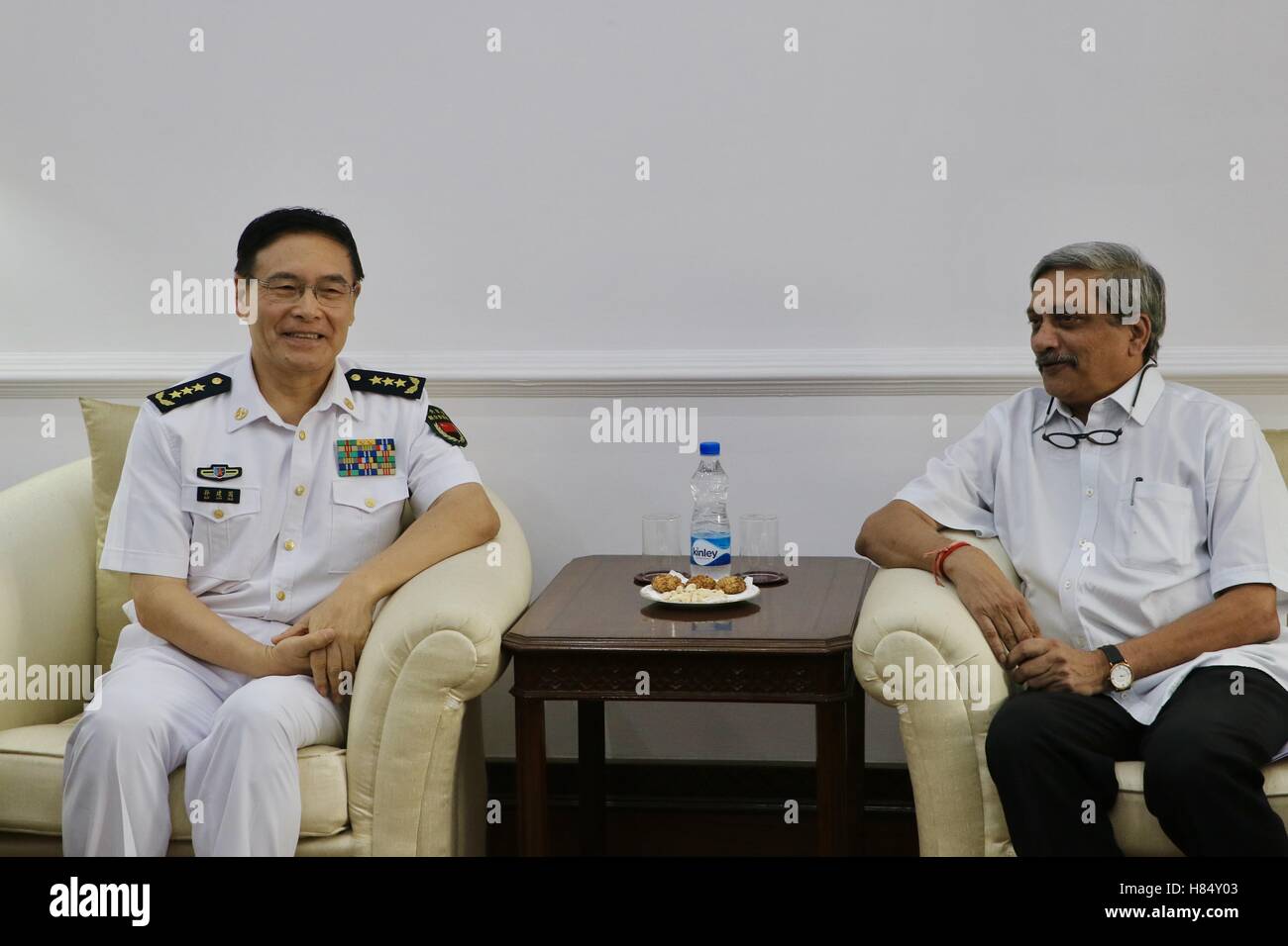 (161109) -- NEW DELHI, nov. 9, 2016 (Xinhua) -- Sun Jianguo (L), vice capo del personale congiunto dipartimento di cinese della Commissione militare centrale, colloqui con indiano Ministro della difesa Manohar Parrikar a Nuova Delhi, India, nov. 9, 2016. Indian Ministro della difesa Manohar Parrikar detto mercoledì che l India spera di rafforzare la cooperazione militare con la Cina e fare sforzi concertati per mantenere la pace e la stabilità nelle zone di confine. (Xinhua/Li Ming) (ZW) Foto Stock