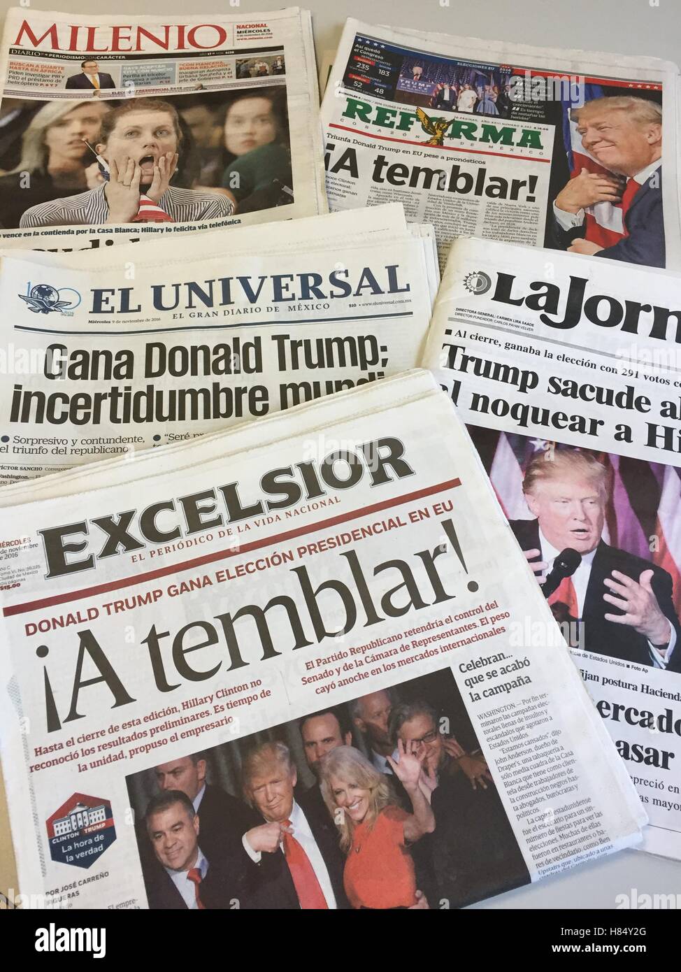 "L'effetto tremante', 'che cosa un incubo", "Trump shock": alcuni dei titoli sui giornali messicani dopo Donald trionfi la vittoria in US-elezioni, 9 ottobre 2016. Foto: Andrea Sosa/dpa Foto Stock