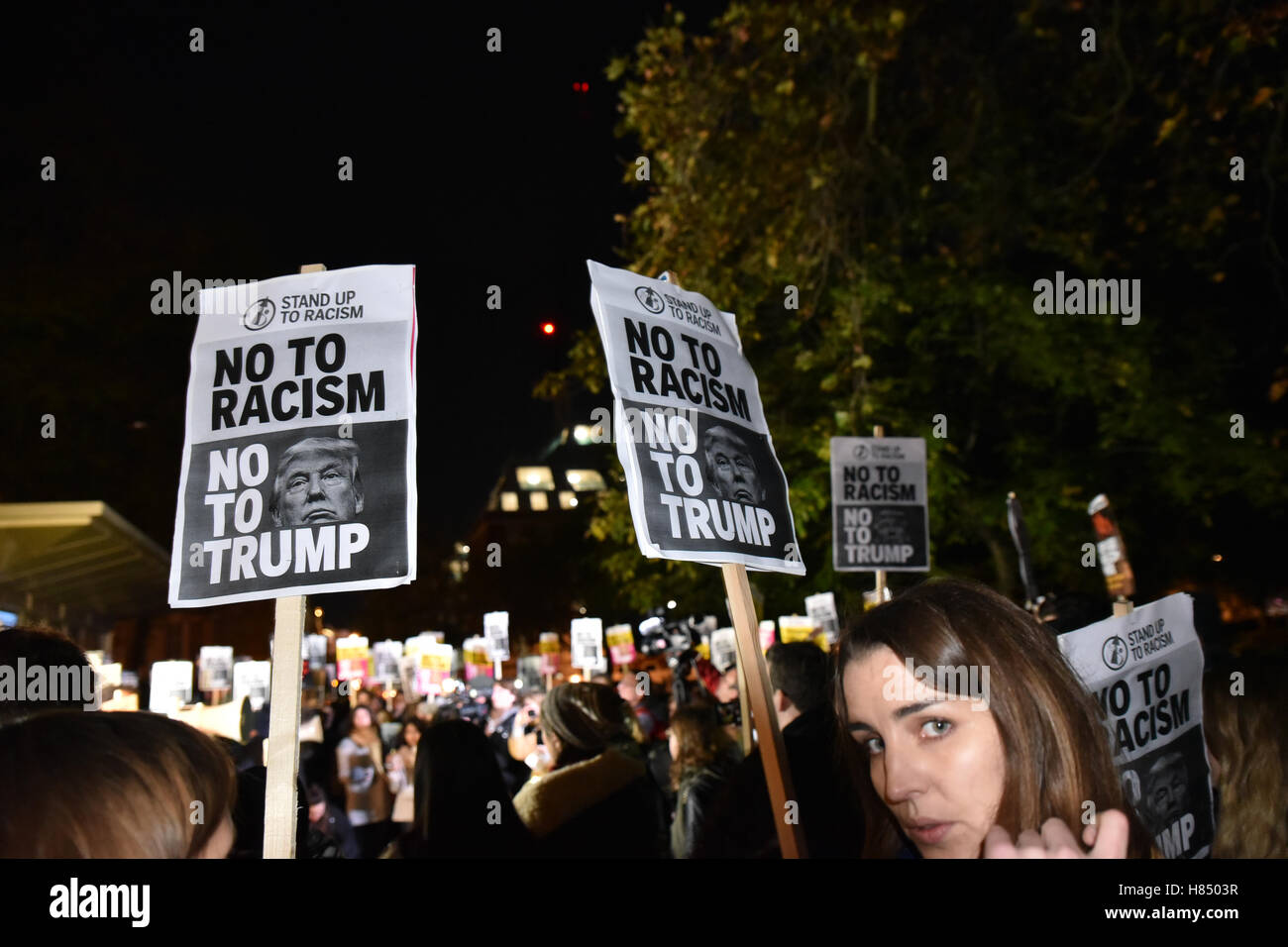 Ambasciata degli Stati Uniti, Londra, Regno Unito. Il 9 novembre 2016. Lotta contro il razzismo e contro il Presidente Trump manifestanti davanti all'Ambasciata degli Stati Uniti a Londra. Foto Stock