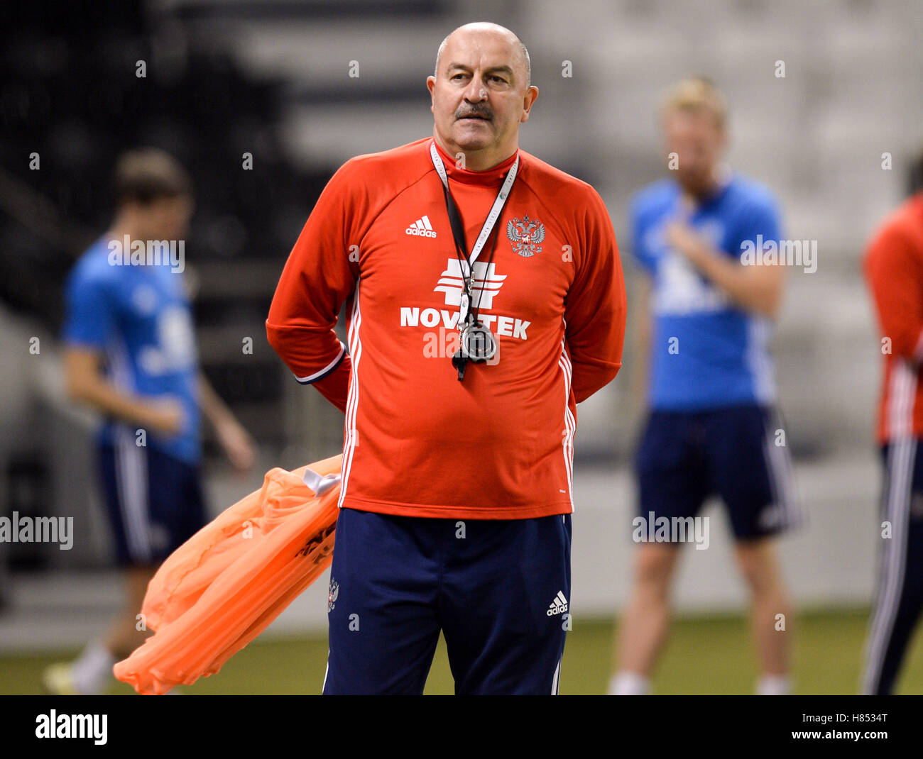 (161110) -- DOHA, nov. 10 (Xinhua) -- federazione nazionale di calcio head coach Stanislav Cherchesovs partecipa a una sessione di formazione a Jassim Bin Hamad Stadium di Al Sadd a Doha, in Qatar, nov. 9, 2016. La Russia dovrà affrontare la Qatar il nov. 10 per un amichevole internazionale partita di calcio. (Xinhua/Nikku) Foto Stock