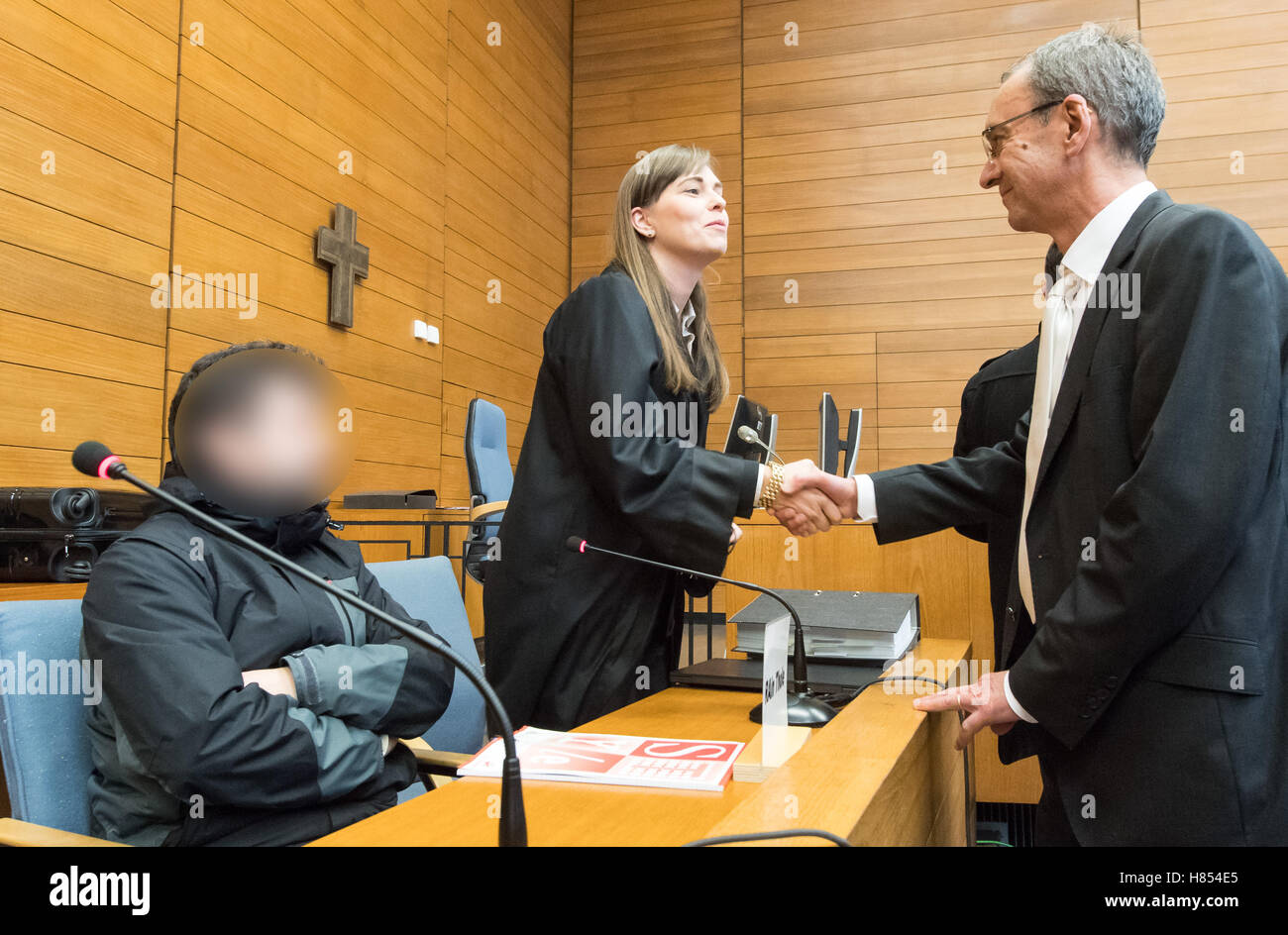 Accusato train dispatcher Michael P. (l) seduto accanto al suo avvocato Ulrike Thole (2.f.l.) stringe la mano con il procuratore di Stato di Traunstein, Juergen Branz (r) presso il tribunale regionale di Traunstein, Germania, 10 novembre 2016. L' uomo è accusato di uccisione negligente. La ferrovia dipendente è supposto di avere segnali disallineati e riprodotti sul suo smartphone poco prima che la testa di fatale sulla collisione tra due treni. Foto: PETER KNEFFEL/dpa (ATTENZIONE: gli accusati di indentity è sfocata in corrispondenza delle esigenze del suo team legale per motivi di priavcy personali). Foto Stock